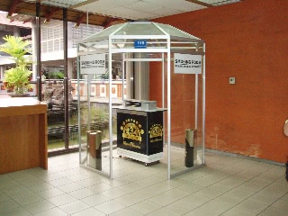 「空港の喫煙所」のサムネイル画像