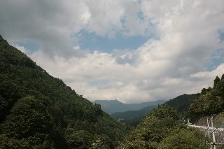 「微妙に曇り空」のサムネイル画像