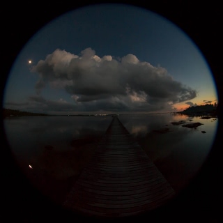「沈みゆく月と昇りくる太陽」のサムネイル画像