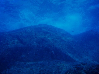 「トンバラ岩にぶつかる波を水中から」のサムネイル画像