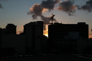 「ビルの谷間に沈む夕日」のサムネイル画像