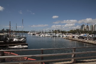 「リゾートを感じさせるヨットハーバー」のサムネイル画像