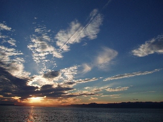 「夕日に照らされる雲」のサムネイル画像