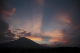 「アグン山の向こうへ沈む夕日」のサムネイル画像