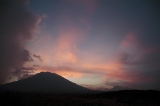 「アグン山の向こうへ沈む夕日」のサムネイル画像