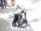 「雪に埋もれる機材」のサムネイル画像