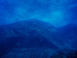「トンバラ岩にぶつかる波を水中から」のサムネイル画像