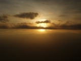「飛行機から眺める朝日」のサムネイル画像