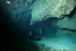 「洞窟入り口」のサムネイル画像