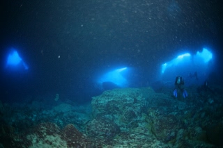 「三つの穴」のサムネイル画像