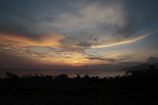 「ホテルから眺める朝日」のサムネイル画像