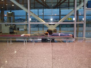 「空港で力尽きる人たち」のサムネイル画像