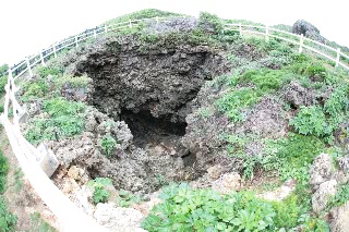 「東平安名崎にある穴」のサムネイル画像