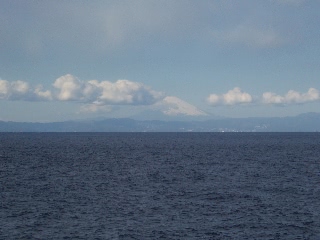 「大島秋の浜から眺める富士山」のサムネイル画像