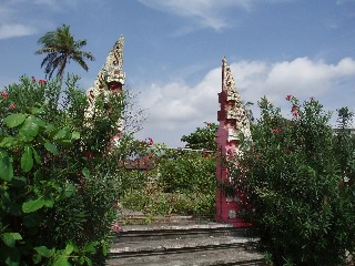 「つぶれた(?)ホテルの門」のサムネイル画像