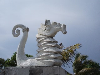 「kutaビーチの石像」のサムネイル画像