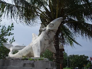 「kutaビーチの石像」のサムネイル画像