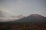 「朝日に照らされるアグン山」のサムネイル画像