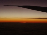 「成田へ向かう飛行機から見る夕日」のサムネイル画像