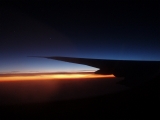 「成田へ向かう飛行機から見る夕日」のサムネイル画像
